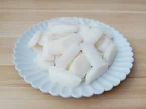 年糕切成片或者切成丝。