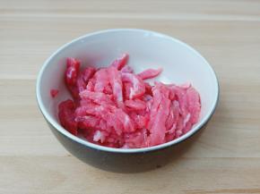 牛肉斜着切成细丝。