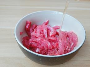 加入料酒一勺。