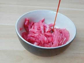 加入生抽一勺。