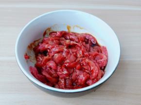 用筷子搅拌均匀腌制十分钟。