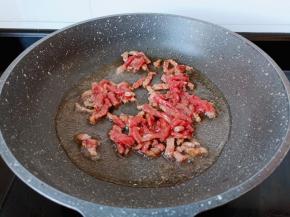 热锅热油下牛肉丝爆炒。
