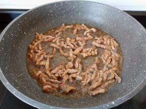 把牛肉丝翻炒至变色。
