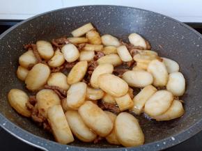 炒到年糕片有点软了。