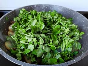 加入草头放入锅里。