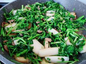 把草头翻炒均匀。