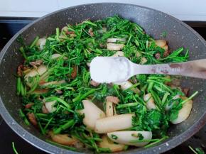 加入一勺盐调味翻炒均匀出锅。