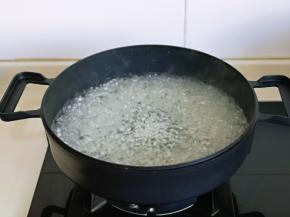 锅中水烧开，下西米，中小火煮西米。一边用铲子搅拌，避免糊锅。