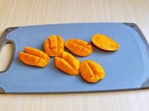 芒果洗干净，去掉核，再切花刀，把果肉切下来备用。