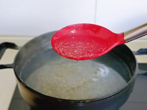 煮制西米透明，中间有一点点白心，盖上盖子关火焖15分钟。