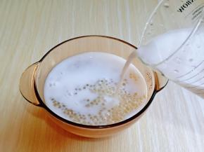 西米加入器具中，再加入椰汁。