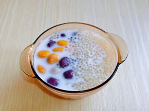 把煮熟的小圆捞出淋干水分，加入西米椰汁中。