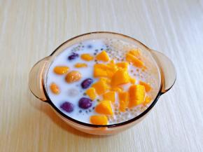 再加入切好的芒果，即可食用。