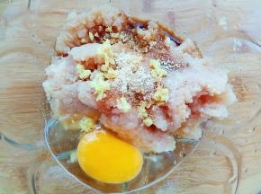 放入碗中，加入盐、胡椒粉、生抽、姜末、味精、鸡蛋、芝麻油搅打上劲。