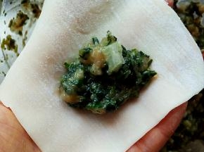 取一个馄饨皮，放入肉馅。