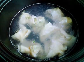 入锅煮熟。鸡肉比较好熟，差不多点两次水，馄饨全部浮起来就可以了。