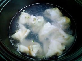 入锅煮熟。鸡肉比较好熟，差不多点两次水，馄饨全部浮起来就可以了。