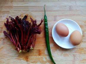 整理食材。香椿、辣椒洗净。