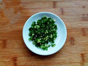 辣椒切小粒。