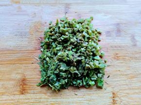 沥干水分后切成碎末。