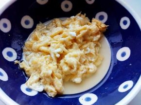 起锅热油，炒熟鸡蛋盛出。