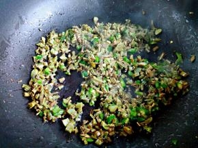 锅内重新放油，放入香椿、辣椒炒出香味。