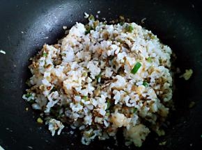 把米饭放进去一起翻炒。