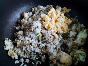 调入盐、生抽调味，炒至米饭颗粒松散时放入鸡蛋翻炒两下出锅。