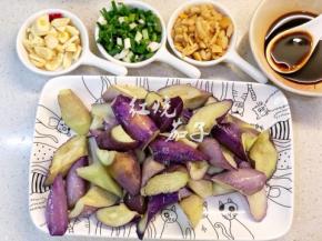 准备蒜蓉、葱花、猪油渣、调料为一勺蚝油、一勺陈醋、二勺酱油，拌匀