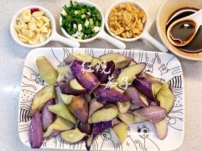 准备蒜蓉、葱花、猪油渣、调料为一勺蚝油、一勺陈醋、二勺酱油，拌匀