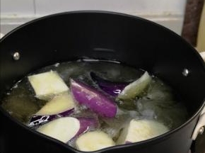 将茄子过一遍油
