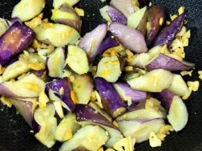 加入茄子翻炒，然后把调料倒入翻炒至熟