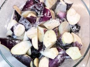 茄子用滚刀法切块，撒上一层薄薄的面粉