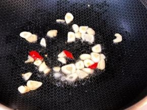 锅中放少许油，加入小米椒和蒜蓉