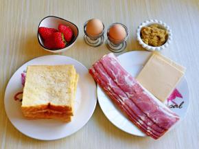 准备食材，吐司片买来的也可以。