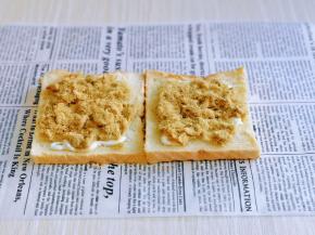 再放上肉松，芝士片。