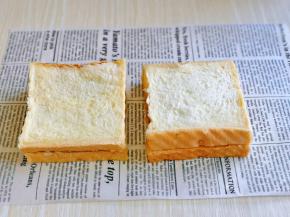 之后两片吐司叠加起来，如图所示。