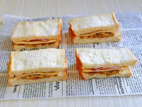 再把吐司从中间切开，也就是一切二。