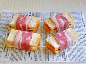 再用培根将吐司片卷起来，培根刷上少许料酒去腥，如图所示。