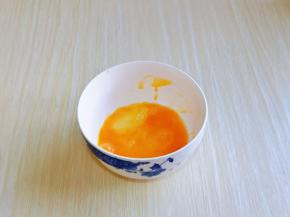 鸡蛋磕碗里，加入少许料酒去蛋腥，用筷子打散。
