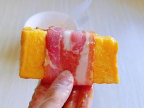 用刷子将蛋液均匀的刷在吐司上，四面都要刷，如图所示。