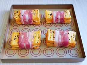 依次做好，放入烤盘中，撒上黑芝麻。