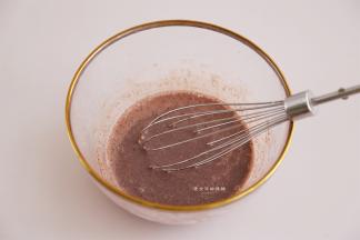 可可粉和玉米油混合均匀，再倒入牛奶搅拌到没有油星的状态，就是已经彻底乳化了。