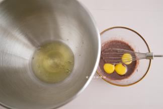 将鸡蛋分离出蛋黄和蛋白，蛋黄直接放入可可糊里搅拌均匀。