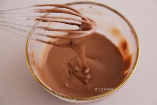 把低筋粉过筛入可可糊内，翻拌均匀成细腻流畅的面糊。