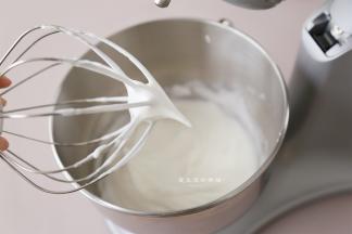 最后能拉出短小坚挺的小尖勾，蛋白就打发好了，此时将烤箱上下火145度预热。