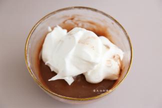 取1/3的蛋白放入蛋黄糊内，翻拌均匀。