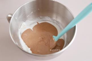 倒入原来的蛋白里面，轻轻翻拌均匀。