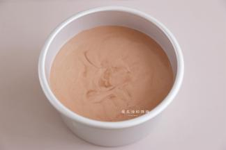 准备好一个6寸加高的阳极模，从20cm高度倒入面糊，这样能冲破大气泡，烤出来的蛋糕组织细腻。