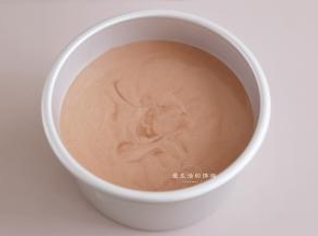准备好一个6寸加高的阳极模，从20cm高度倒入面糊，这样能冲破大气泡，烤出来的蛋糕组织细腻。